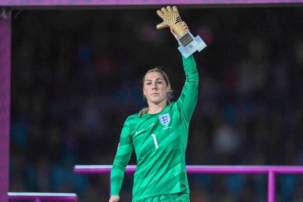 Mary Earps, England, with her Golden Glove trophy